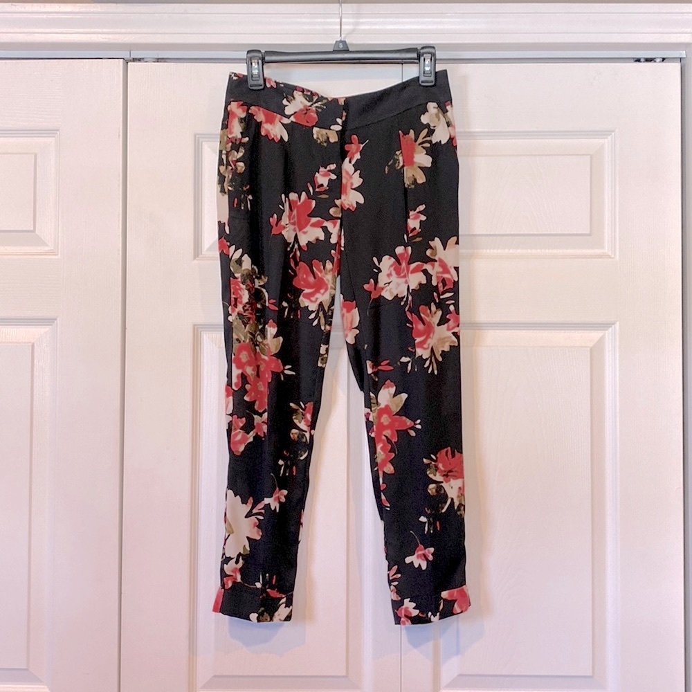 LOFT low-rise crop floral pants with side pockets, size 00P (would fit 0P or 2P)